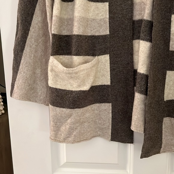 Women’s Old Navy Cardigan (“Patterned Coat Crème”) - Picture 3 of 4